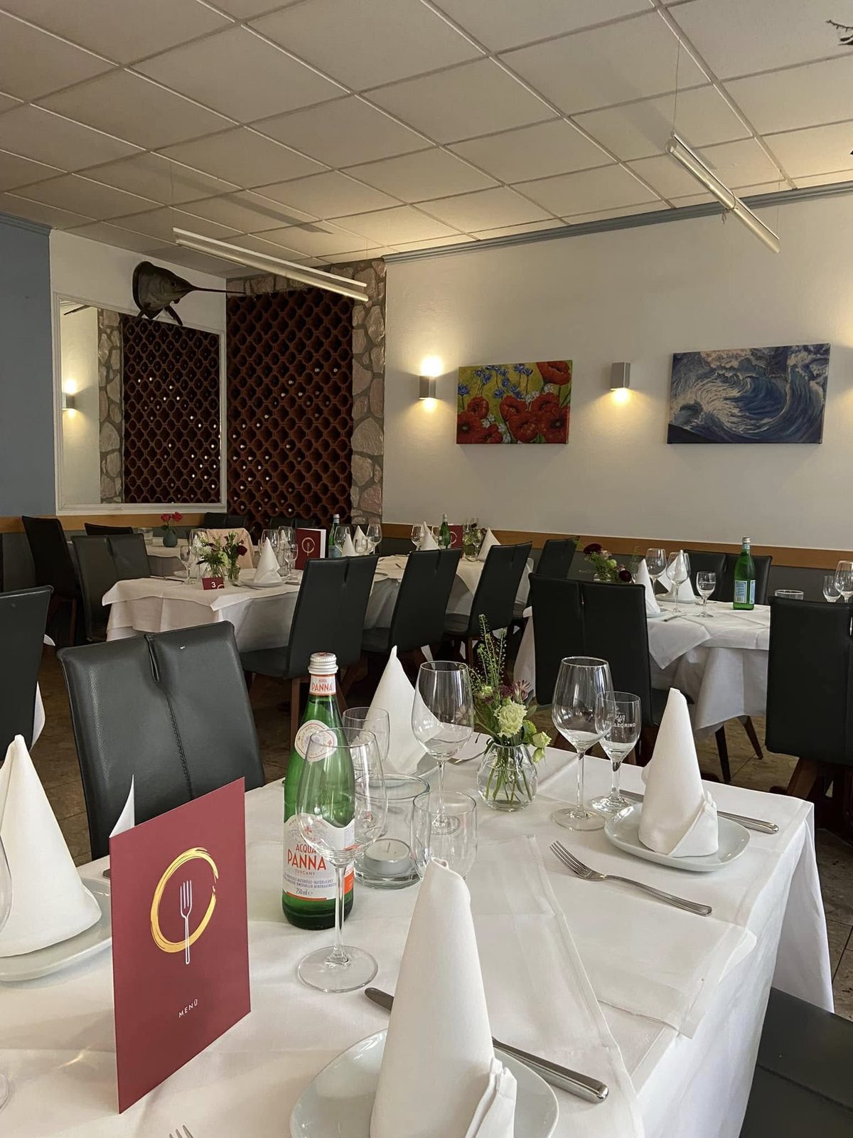 Tischdekoration und Wein im Restaurant